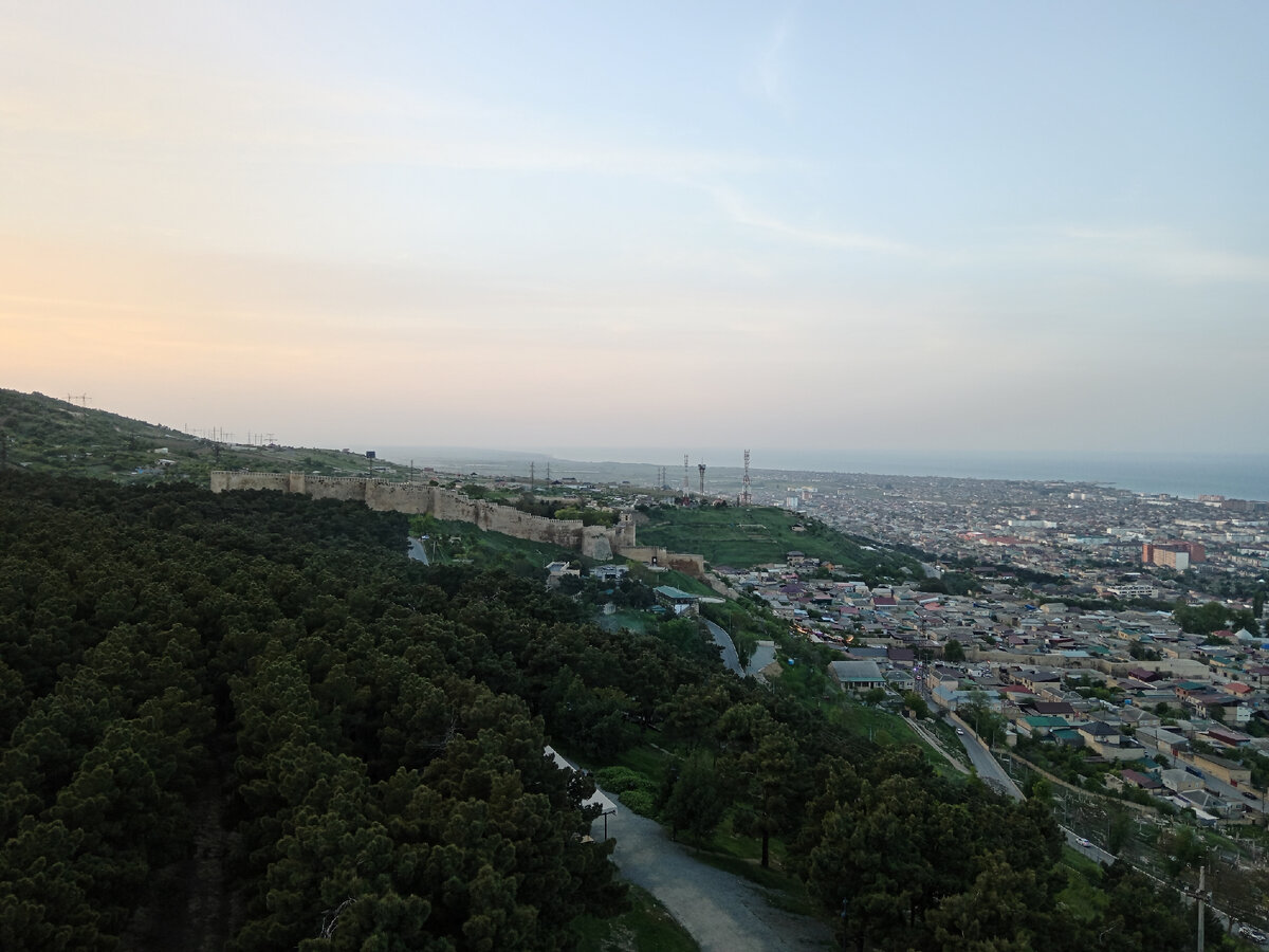 Дербент. Вид на крепость Нарын-Кала с башни. Фото автора. 