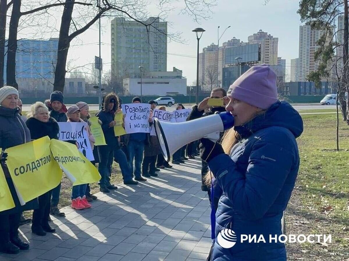    Акция протеста против условий мобилизации у здания одного из военкоматов в Киеве © Фото : РИА Новости