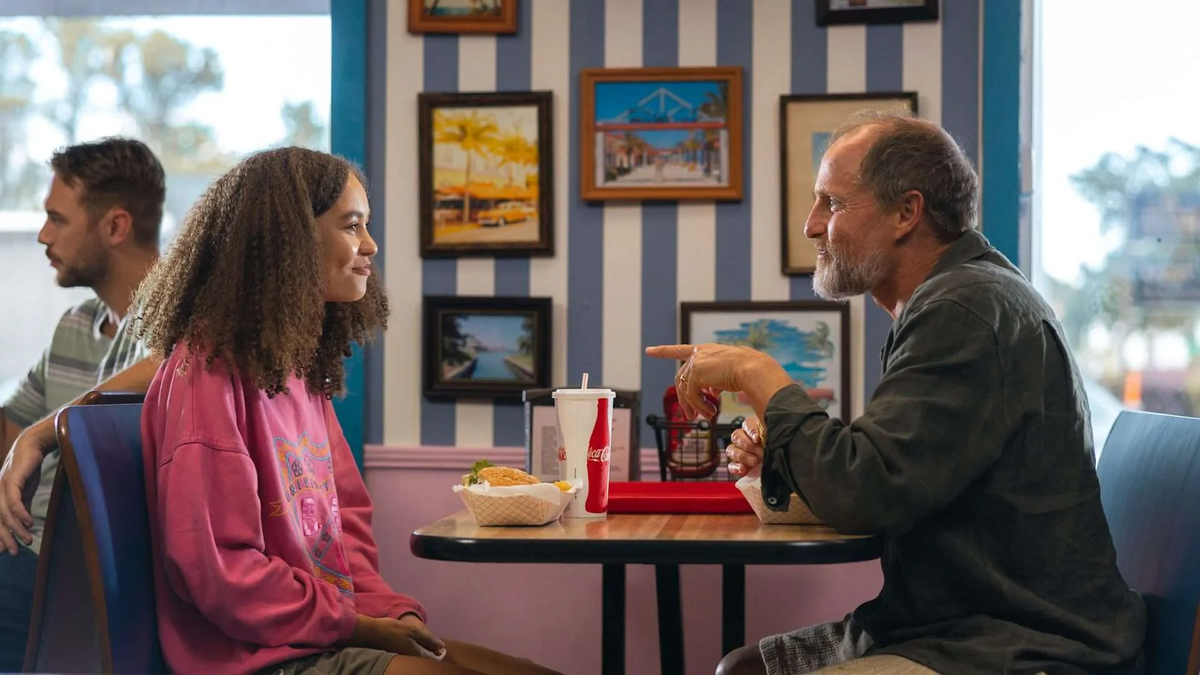 Кадр из фильма Suncoast. Режиссер: Лаура Кинли. Оператор: Б. Френсис Коул. Производство: Fox Searchlight Pictures, Freestyle Picture Company, Seven Deuce Entertainment