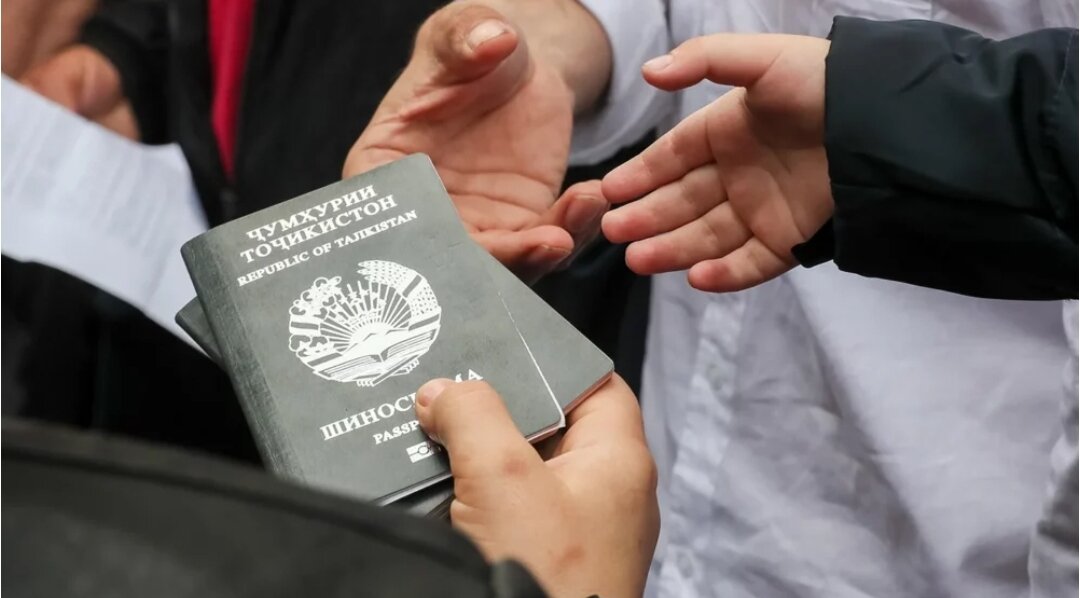 Министерство иностранных дел Таджикистана срочно рекомендовало своим гражданам воздержаться от поездок в Россию без острой необходимости. Независимо от вида транспорта.-2