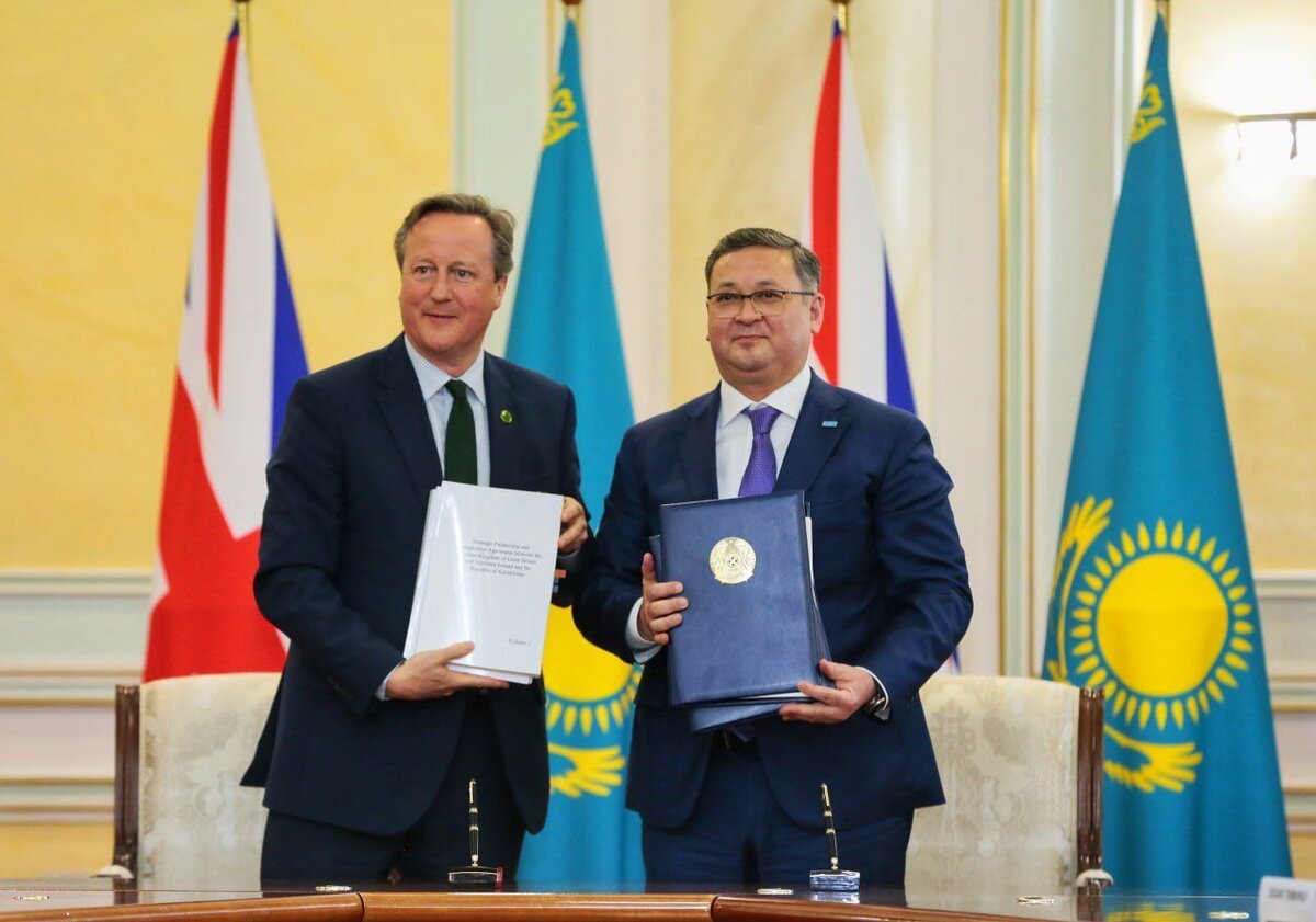 Дэвид Кэмерон министром иностранных дел Казахстана Муратом Нуртлеу. Боюсь не к добру у Казахстана жёлто-голубой флаг.