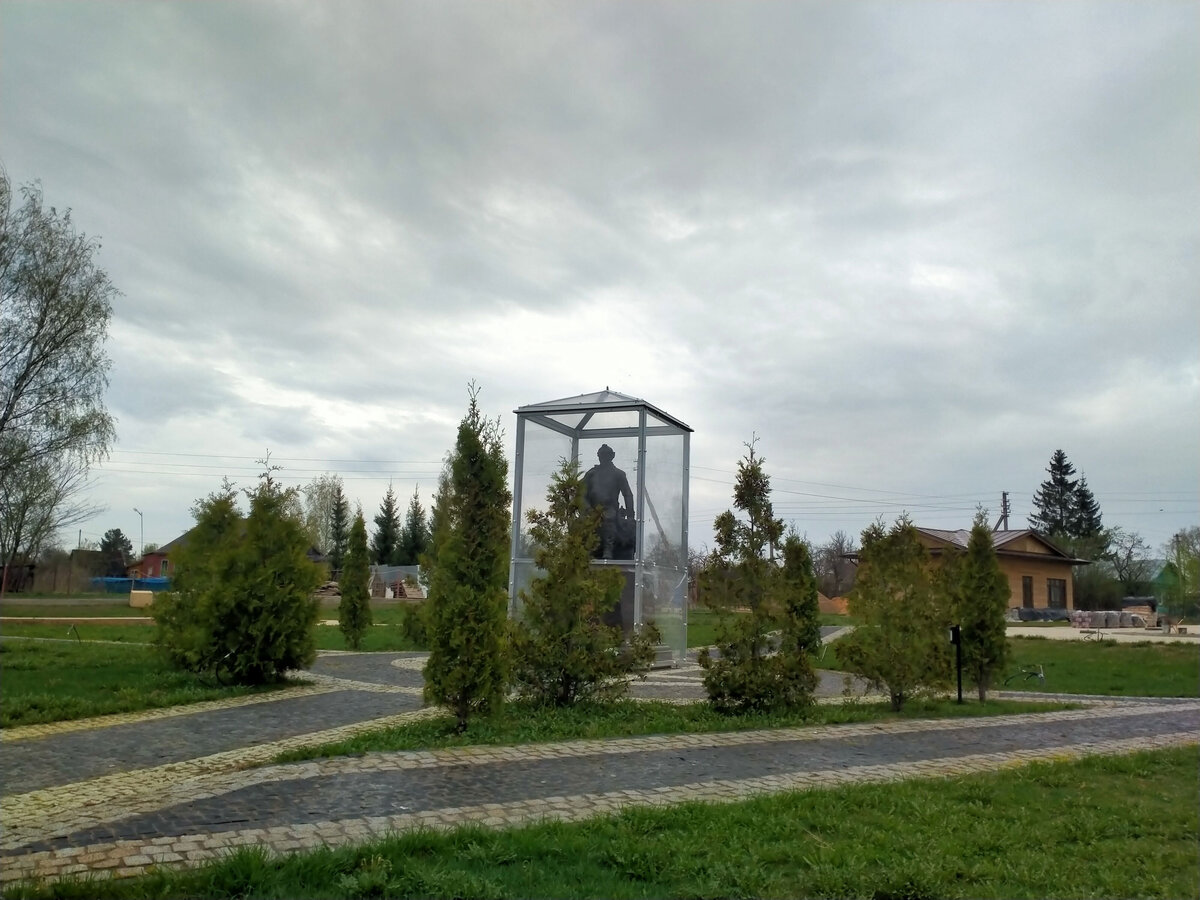 Памятник снял из окна машины