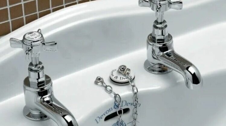 К примеру, в Англии в ванной традиционно есть два отдельных крана – для горячей и холодной воды.