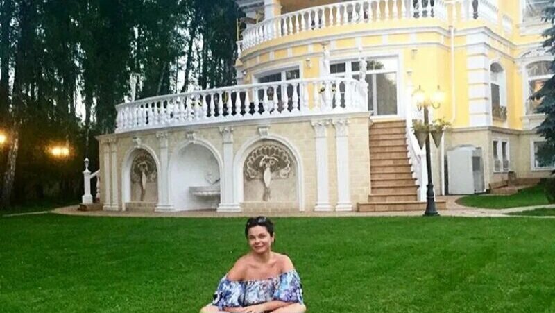 Огромный участок, где стоит дом, расположен в подмосковном посёлке Крекшино.