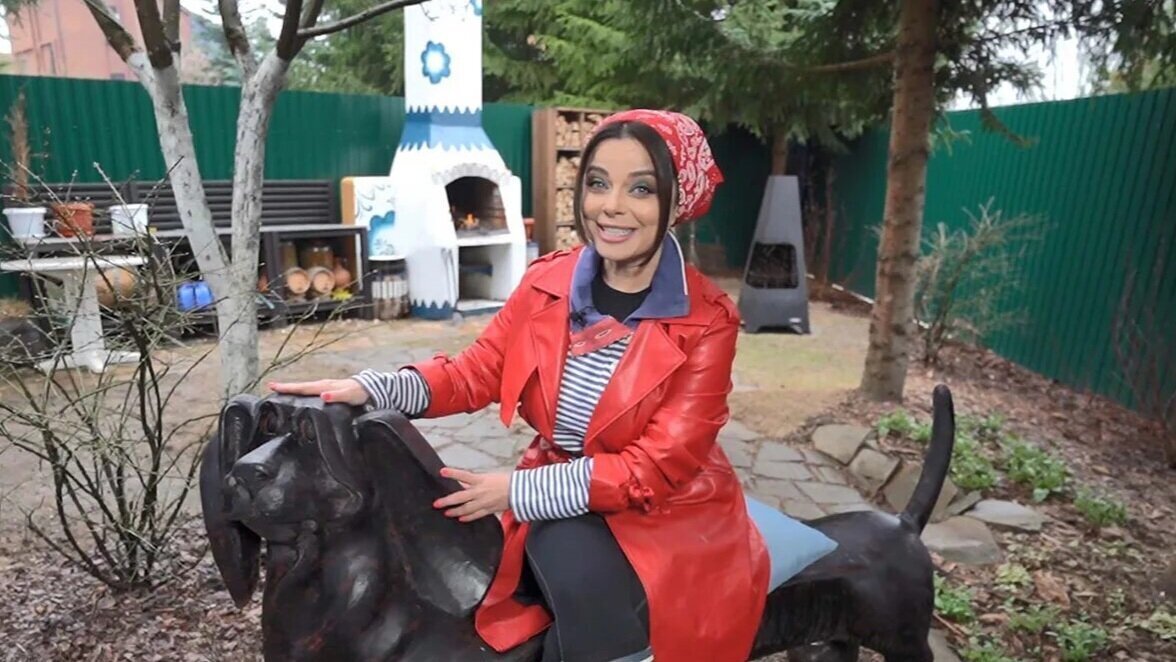 Есть своё зонирование – беседка, зона мангала, фигуры из кустов, а так же многочисленные деревья, высаженные по периметру.