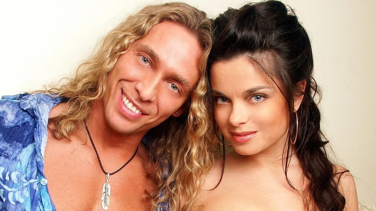 Да не одна, а со своим новым брутальным супругом «танцором в обнажённом жанре» – Сергеем Глушко...