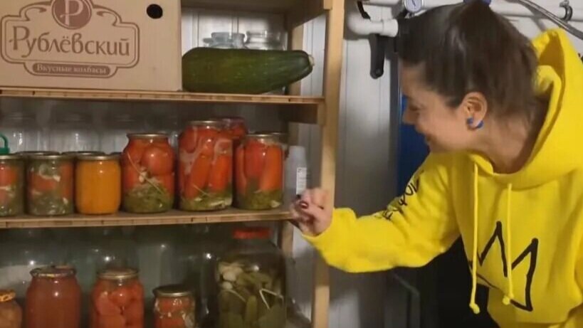 Наташа – очень ответственная домохозяйка, которая не только сама готовит на кухне и «возится по хозяйству»...