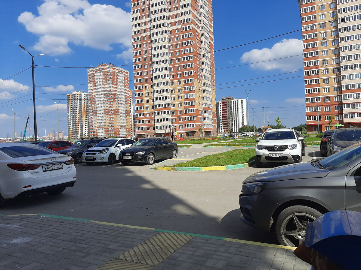 Располагает двор к гулянию?) Не особо, но до мест природных мощей нужно ехать по пробкам