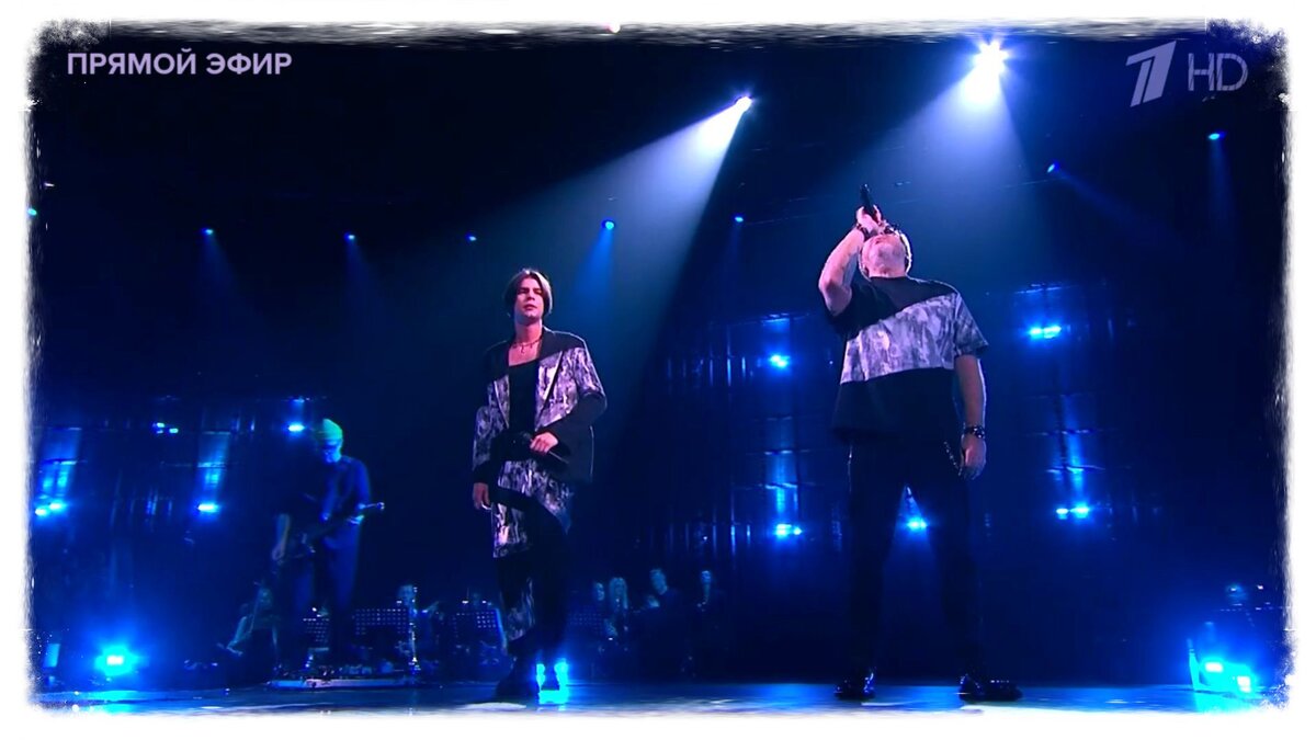 "Аэропорты" .Заметили, что у наставника и подопечного даже костюмы в едином стиле?