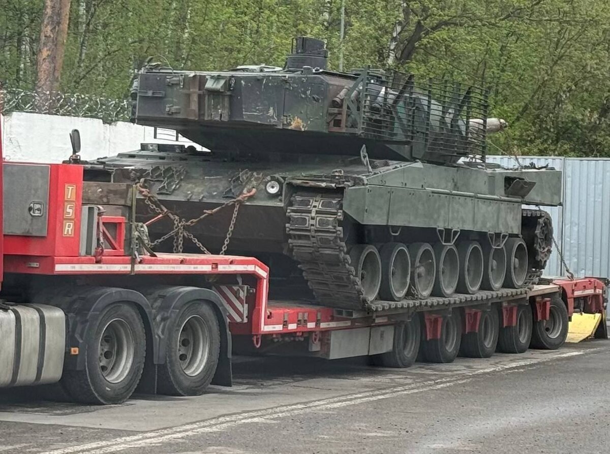 На Поклонную гору в Москве доставили главный трофей – немецкий танк Leopard 2А6 ранее переданный ВСУ, источник – Телеграм-канал ТалипоV Online