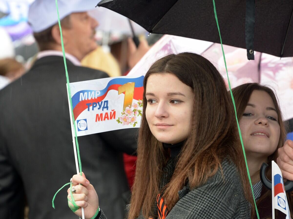   Участники первомайской демонстрации на Красной площади в Москве© РИА Новости / Илья Питалев