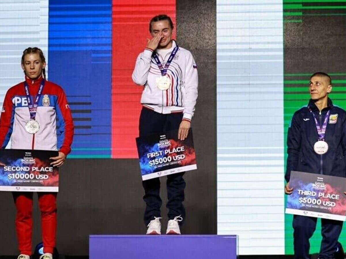    Награждение Юлии Чумгалаковой на чемпионате Европы по боксу в Белграде. 27 апреля 2024© Федерация бокса России/Леонид Утешев