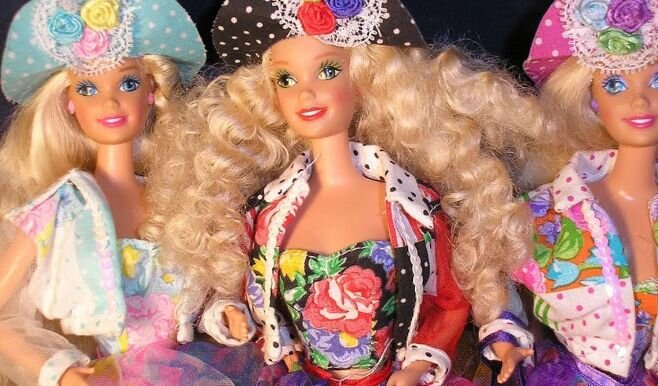 Barbie Teen Talk, скандально-известная кукла. Она не понравилась родителям девочек потому, что говорила фразу:"Математика- это скучно", по другим источникам " математика- это трудно ". Сегодня будет много математики, зря что- ли я училась в физмат- школе😂  Фото из открытых источников.