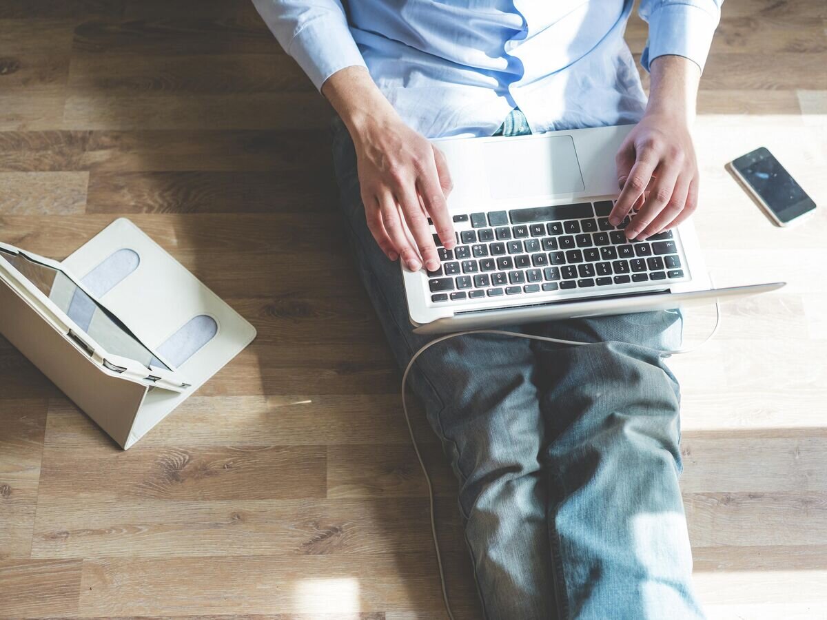    Мужчина во время работы в интернете© Depositphotos.com / Eugenio Marongiu