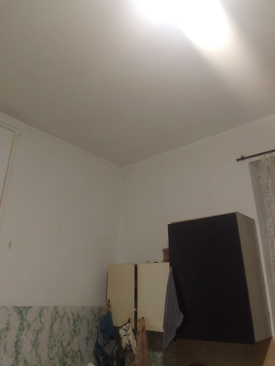После того, как потолок и стены увидели краску, всё стало не так страшно