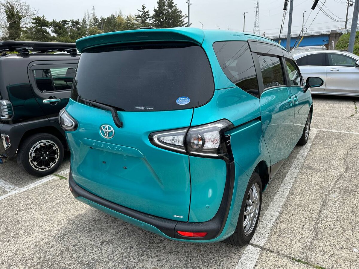 Купили Toyota Sienta: 4WD, 6 мест, 4 балла и классный цвет. | Авто из  Японии | Дзен