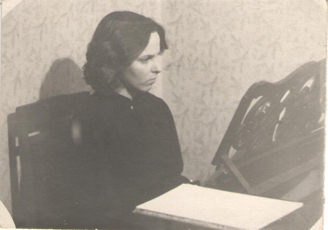 Мама за роялем. 