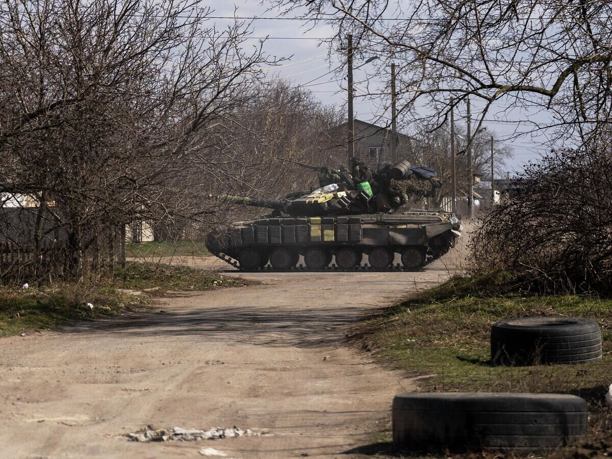    Украинский танк на окраине Николаева© AP Photo / Petros Giannakouris