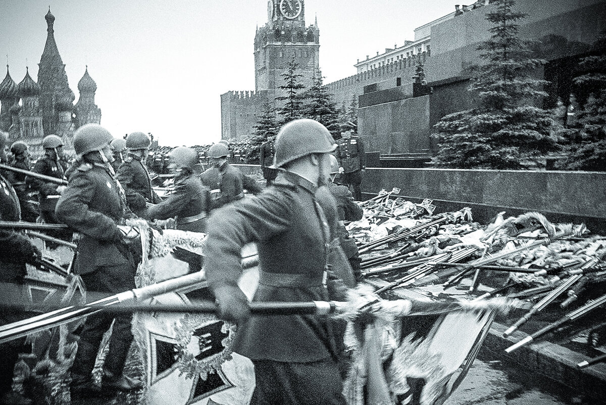 Видео день победы хроника. Парад Победы 1945г на красной площади. Парад Победы 1945 мавзолей. Флаги у мавзолея 1945.