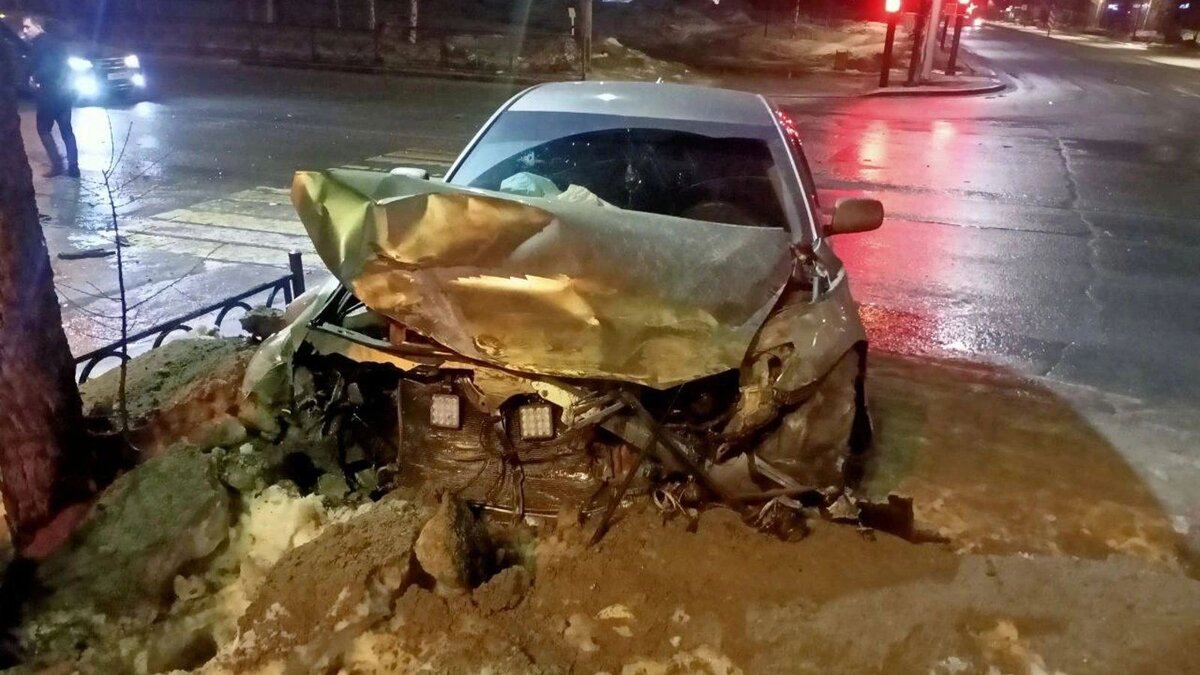 Водитель иномарки попал в больницу после ДТП в центре Ноябрьска | Время  Новостей | Дзен