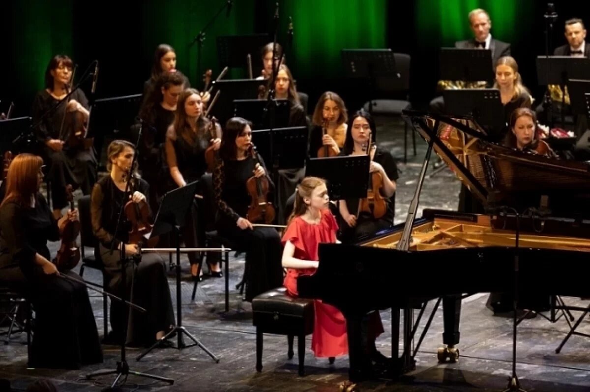    Юные музыканты играют совсем не детскую музыку; Сибелиус, Шпор, Элгар...