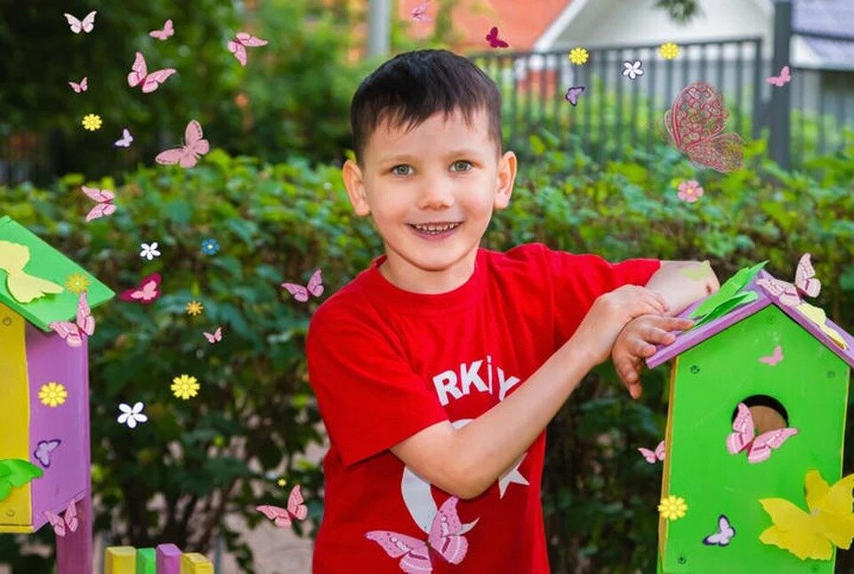 Платону Семенову из Уфы шесть лет и до прошлого лета он жил обычной жизнью. Сейчас он стойко сражается с раком мозга. Фото: личный архив героев публикации