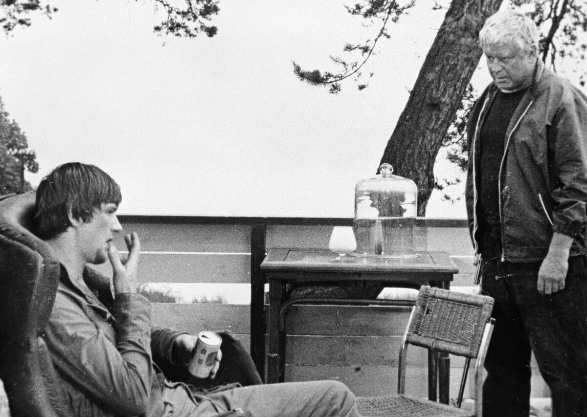    Параллельно с учёбой он занимался творчеством в местном драматическом кружке. На фото: Александр Абдулов и Донатас Банионис на съёмках короткометражного фильма «Зелёная куколка» / РИА Новости