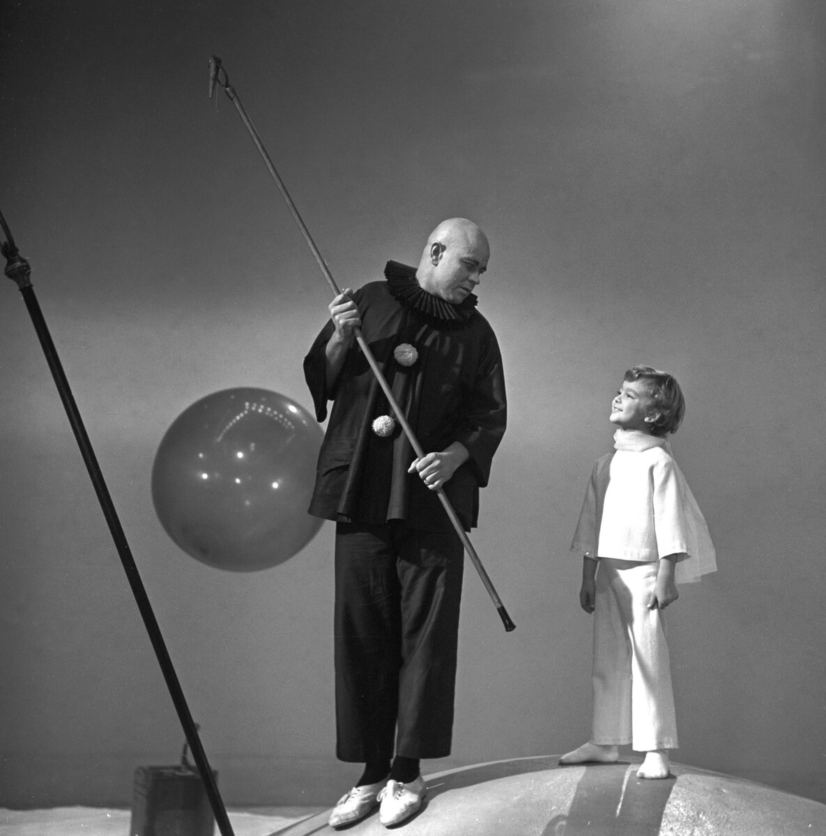    После переезда в Паневежис Банионис поступил в студию при местном театре. Он окончил её в 1944 году. Банионис работал в Паневежском драматическом театре до 2000 года. На фото: кадр из художественного фильма «Маленький принц» / РИА Новости / Юстас Варанка