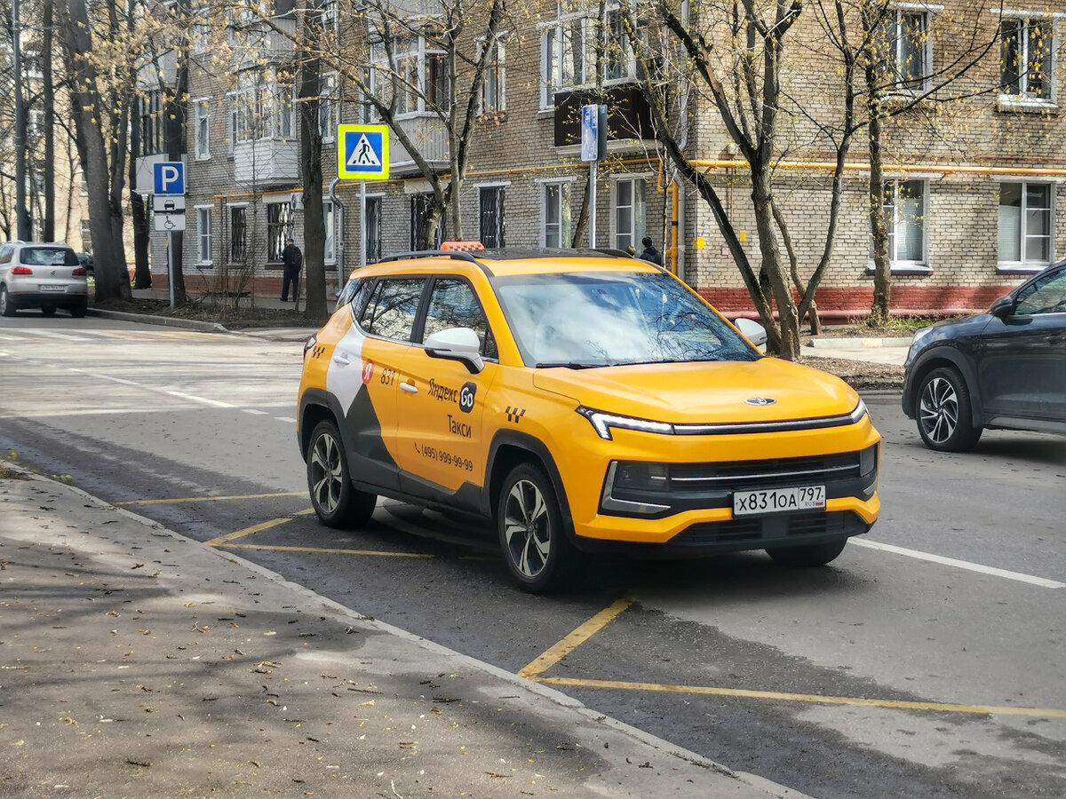 Началось всё с Щукино. Вот автомобиль такси Москвич 3 в 3-м Волоколамском проезде.