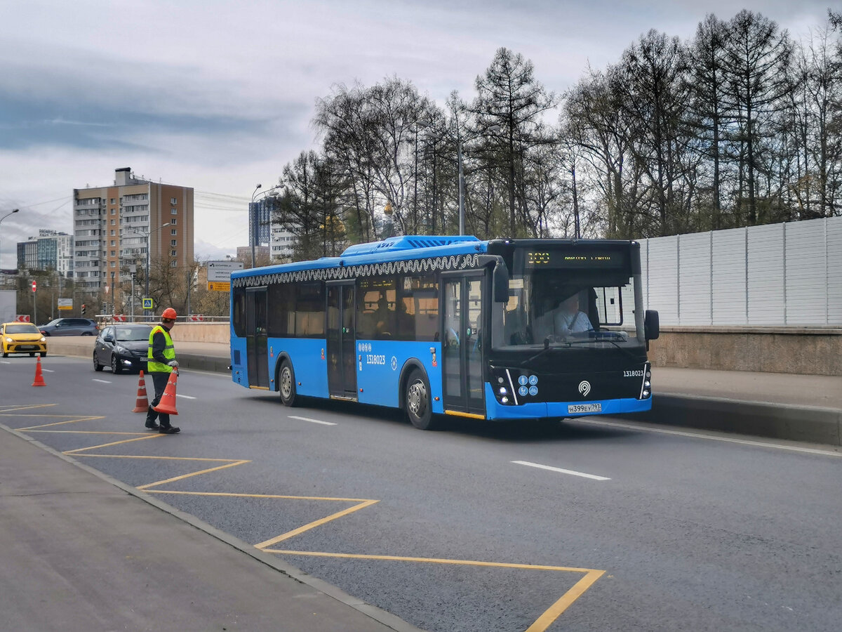Автобус 1318023 ЛиАЗ-5292 на маршруте № 100 на улице Народного Ополчения. Когда-то сотый делал левый поворот с улицы Маршала Бирюзова на Народного Ополчения, но со строительством Северо-Западной хорды это стало невозможно. Поэтому теперь он экспрессом едет по Народного Ополчения практически до улицы Берзарина, здесь разворачивается и мчится назад к метро "Октябрьское поле". Рабочие, кстати, огораживают пространство у остановки "Улица Берзарина", чтобы помыть столбы от зимней грязи.
