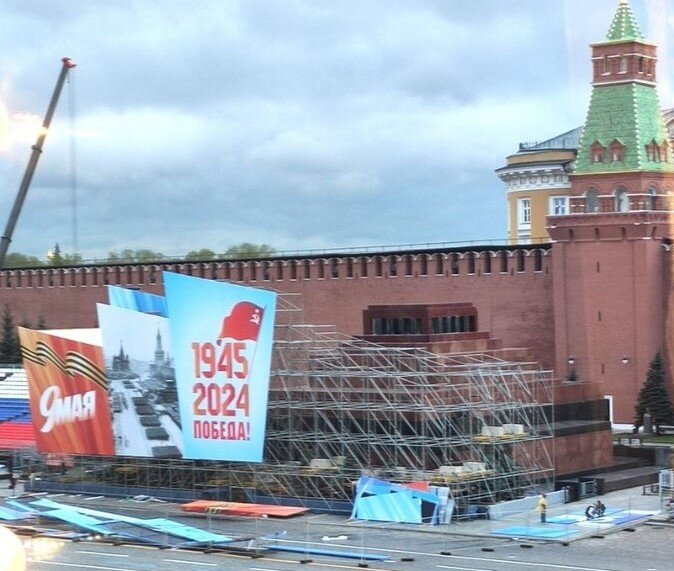 Здравствуйте, уважаемые читатели. Ну вот и снова начали закрывать щитами Мавзолей В.И. Ленина на Красной площади в Москве. Получается, что и в этом, 2024 году, он вновь будет задрапирован на 9 мая.