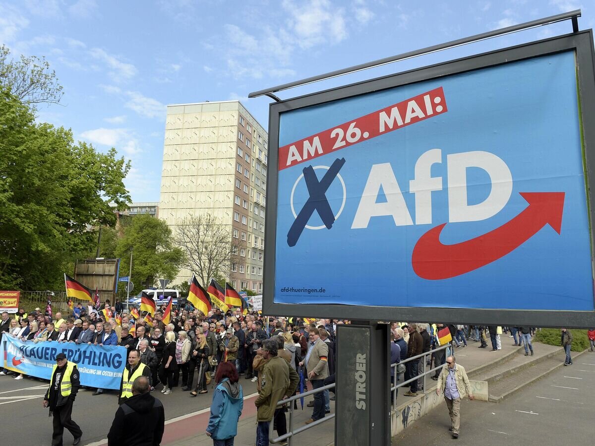    Участники митинга сторонников партии АдГ в Эрфурте, Германия© AP Photo / Jens Meyer