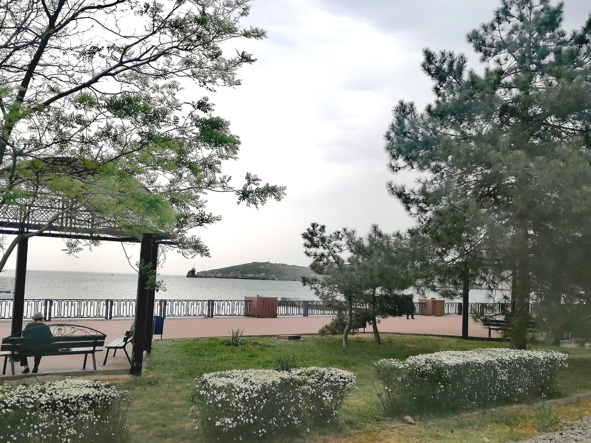 Из-за серого неба и море кажется серым. 