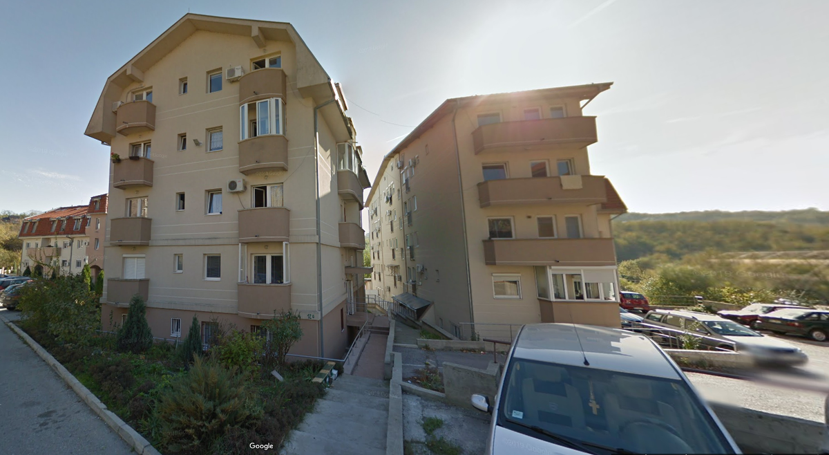 Мой дом в Белграде (тот, что справа, моя квартира - на верхнем этаже) - район Мирьево, улица Михаила Булгакова. Из окон гостиной - чудесный вид на холмы. Источник: Google Maps