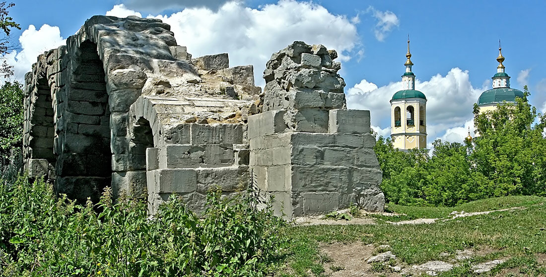 Где нара. Серпухов Соборная гора смотровая площадка. Серпуховский Кремль Соборная гора. Стена Серпуховского Кремля Серпухов. Стена Соборной горы Серпухов.