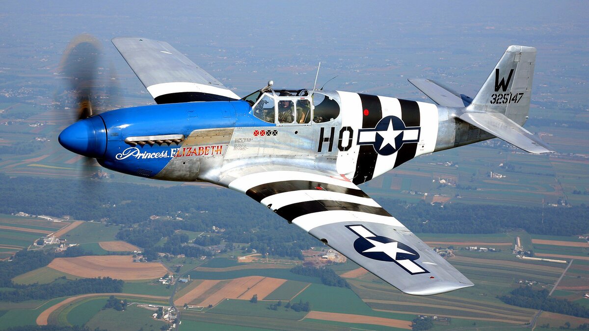 Истребитель P-51 Mustang - один из самых знаменитых и узнаваемых самолетов Второй Мировой Войны, который сыграл значительную роль в истории авиации.