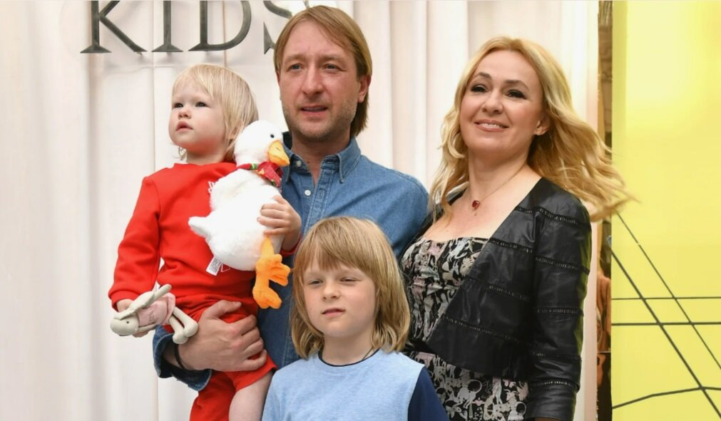 Плющенко и Рудковская с детьми.
