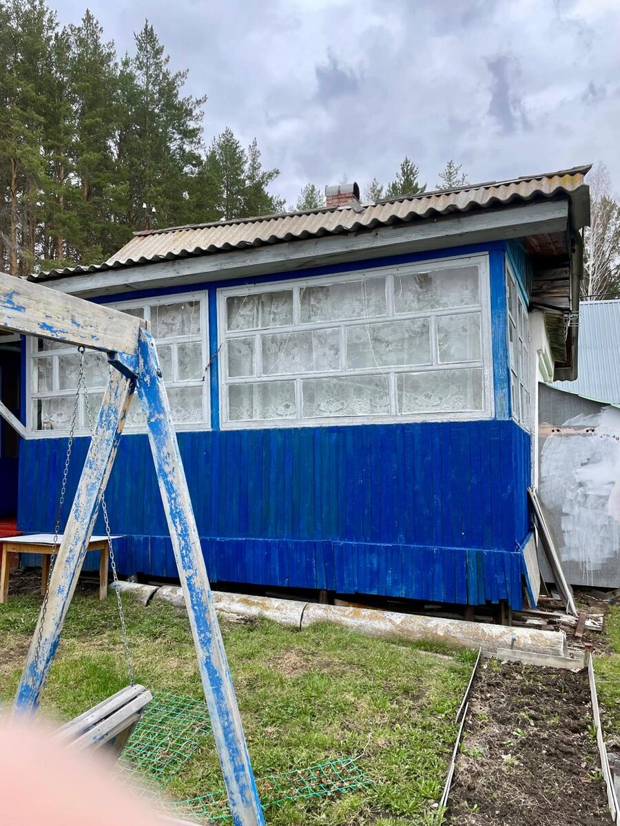 Домик со стороны веранды. И есть качель)