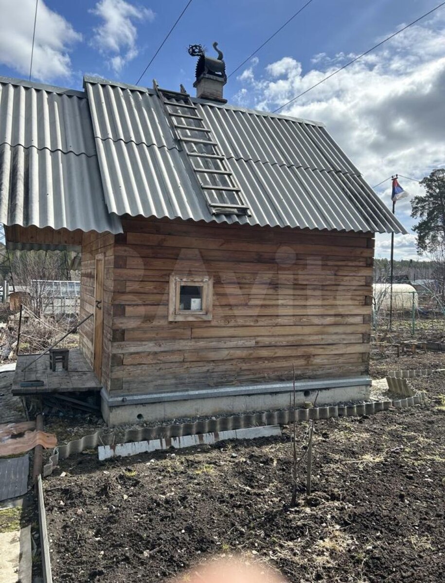 Это баня. Внутри просторная - есть предбанник, помывочная и отдельно - парилка!