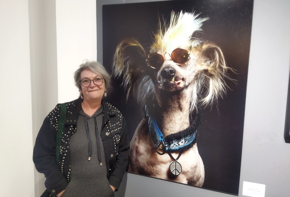    Необычные портреты собак очень популярны у посетителей выставки.