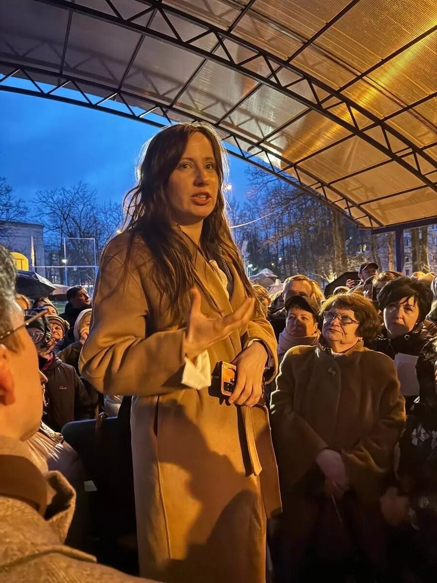 Чиновники в Москве предлагают строить реновационный дом для переселенцев на месте… двух существующих школ с почти 2,5 тысячами учеников. Источник: vk.com