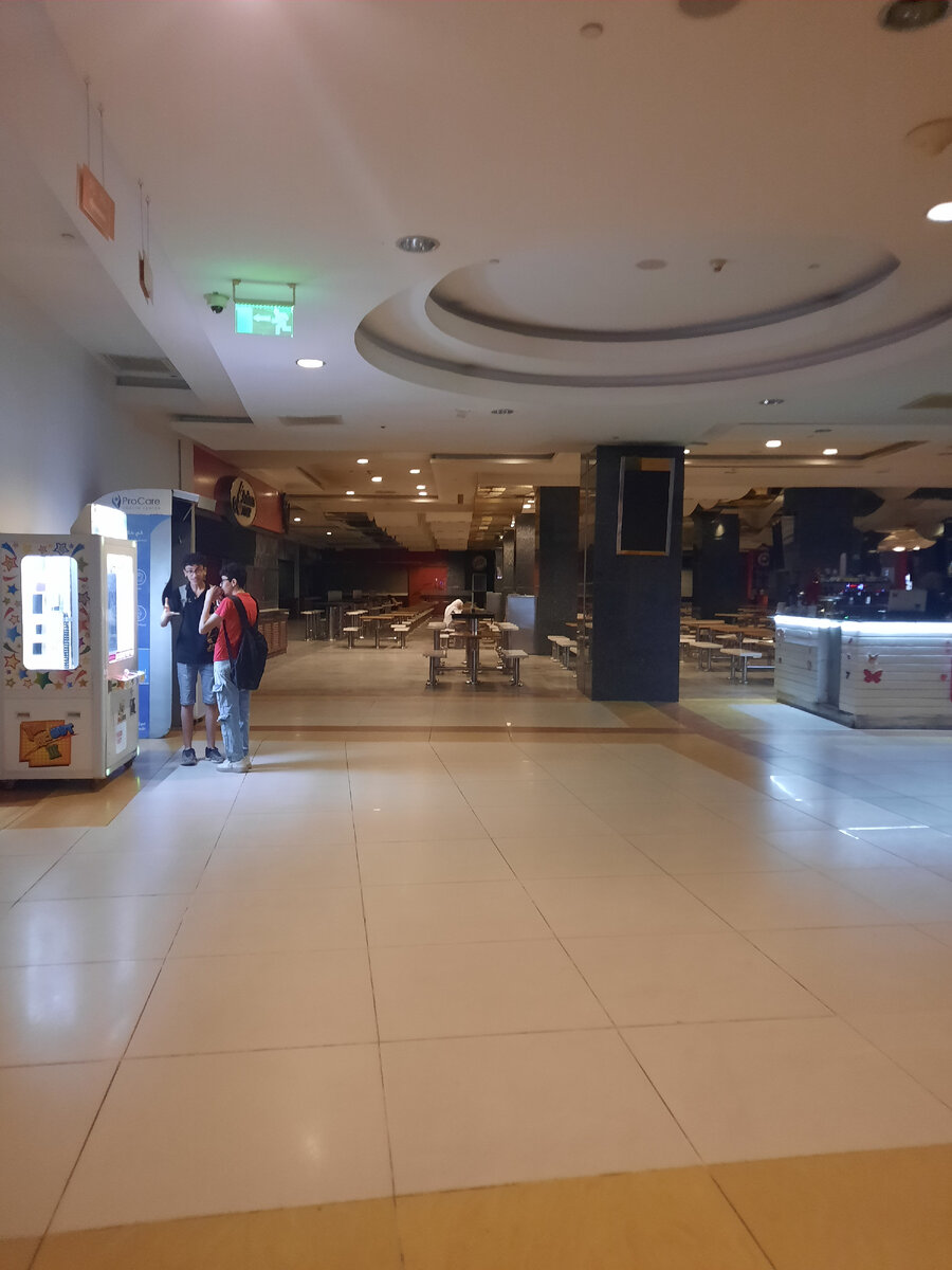 Огромный фудкорт и пустота