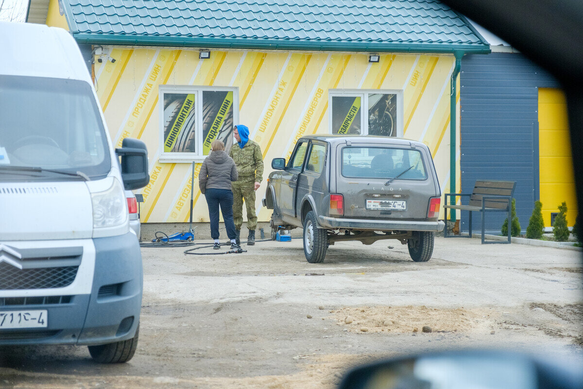 Чтобы «переобуть» МАЗ, надо 10 000 рублей. Белорус в агрогородке под Гродно  продаёт шины для грузовиков — прибыльно? | Новости Гродно s13.ru | Дзен