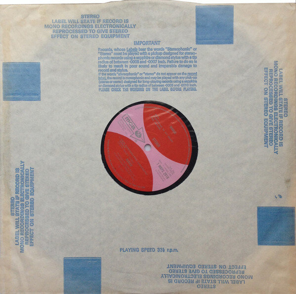 Одноименный дебютный альбом Баджи Budgie стал первой записью в дискографии валлийской хард-рок-группы. Альбом, записанный в студии Rockfield Studios в Монмуте, Уэльс, был выпущен летом 1971 года.-1-3