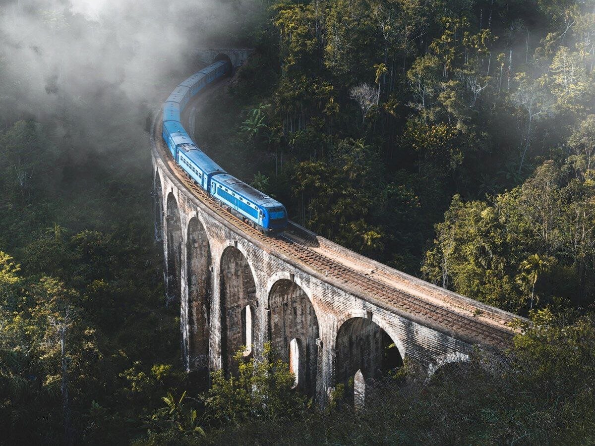 Что хорошего в Шри-Ланке?Отдых на Шри-Ланке: колониальное наследие, бескрайние пляжи и древняя крепость на скале Остров Шри-Ланка привлекает туристов чистейшими пляжами, древними памятниками и сохранившейся аутентичностью: самобытная культура острова ещё не уступила назойливой экспансии массового туризма.В каком месяце лучше ехать на Шри-Ланку?Когда лучше всего отдыхать на Шри-ЛанкеНо если вы в поисках настоящего отпуска на пляже, ехать лучше на юго-запад и именно в период с декабря по апрель. В это время там солнечно и сухо, отсутствуют ветры. На северо-востоке Шри-Ланки отдыхать можно с мая по сентябрь.Что нельзя делать в Шри-Ланка?По законам Шри-Ланки, запрещено вывозить: кораллы, бивни слонов, растения, животных, птиц без специального разрешения, а также предметы с изображением Будды. Во время прохождения таможенного контроля вас попросят предъявить к осмотру все вещи багажа, а также пройти личный досмотр.Чего стоит бояться на Шри-Ланке?Реальные опасности для путешественников в Шри-ЛанкеМоскиты ...Пищевые отравления ...Простуда от кондиционера ...Порезы и ссадины ...Укусы насекомых ...Аллергические реакции ...Кровососущие пиявки ...Купание в нетрезвом виде ночью в безлюдных местах.Чем заняться на Шри-ЛанкеПосетить чайные плантации ...Посчитать ступени до пика Адама ...Осмотреть руины древней крепости на скале ...Проводить закат на Пидурангале ...Покататься на поезде ...Увидеть девятиарочный мост между станциями Элла и Демодара ...Отправить открытку домой со старой почты в Нувара-Элии ...Искупаться в водопадах Эллы.