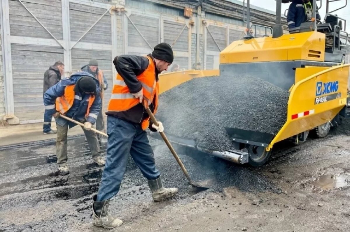    На дорогах Мурманска работает новый асфальтоукладчик