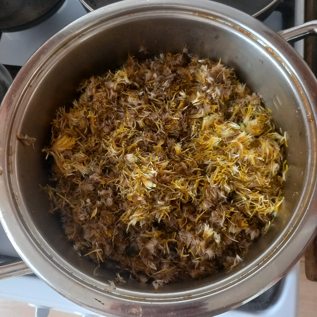 Отделённые лепестки от цветоложей.