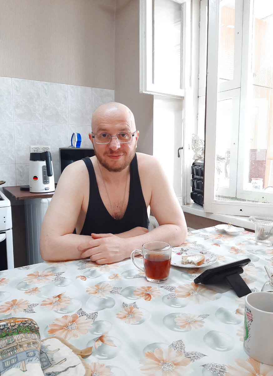Ромка в лучах весеннего солнца! В тарелке под маслом Дарницкий! Голод не тётка! 😁 Не дождался, батенька, свеженького хлеба! 