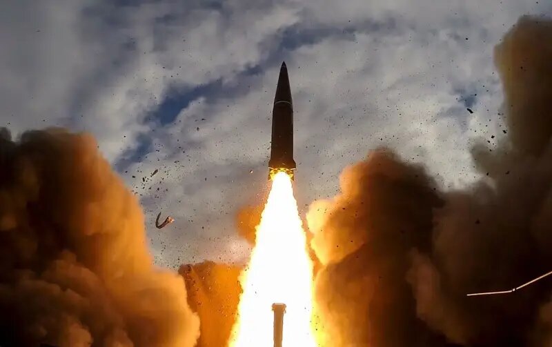 ВС России продолжают наносить точечные ракетные удары по военным объектам Украины, накануне прилетело по аэродрому Каменка на северной окраине Днепропетровска, который использовался как место хранения
