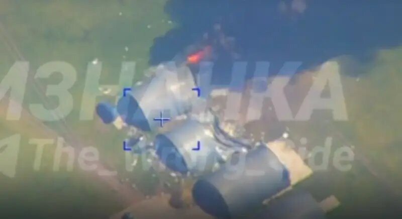 ВС России продолжают наносить точечные ракетные удары по военным объектам Украины, накануне прилетело по аэродрому Каменка на северной окраине Днепропетровска, который использовался как место хранения-2